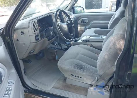 1995 GMC Suburban K2500 из США, поврежденный, VIN 1GKGK26N9SJ707428